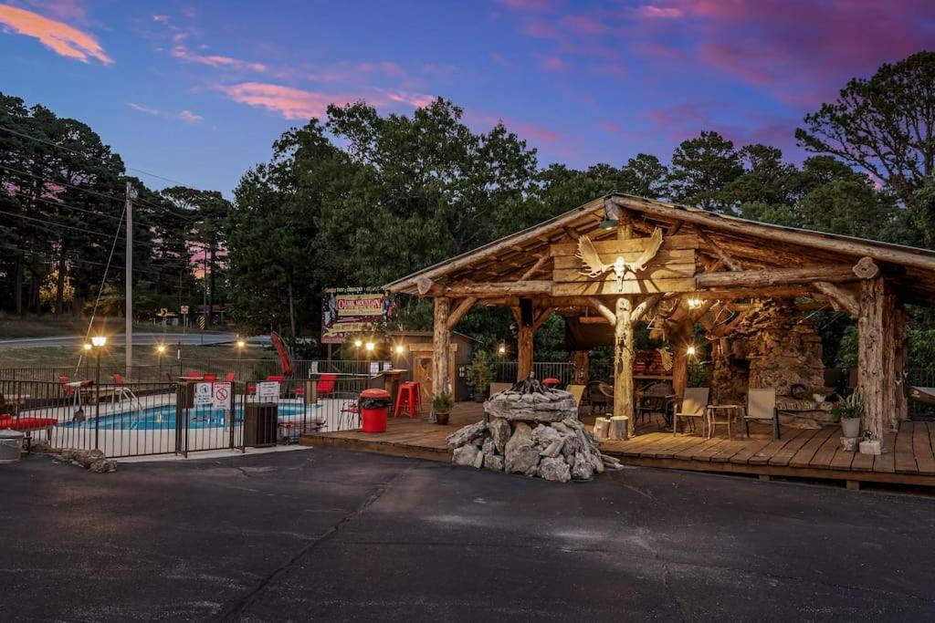 Stonegate Lodge 2 Queen Beds Fast Wifi 50" Tv Salt Water Pool Room #207 Eureka Springs Esterno foto